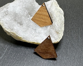 Deux breloques, pendentifs géométriques en bois de noyer, 28 x 26 mm, WB13