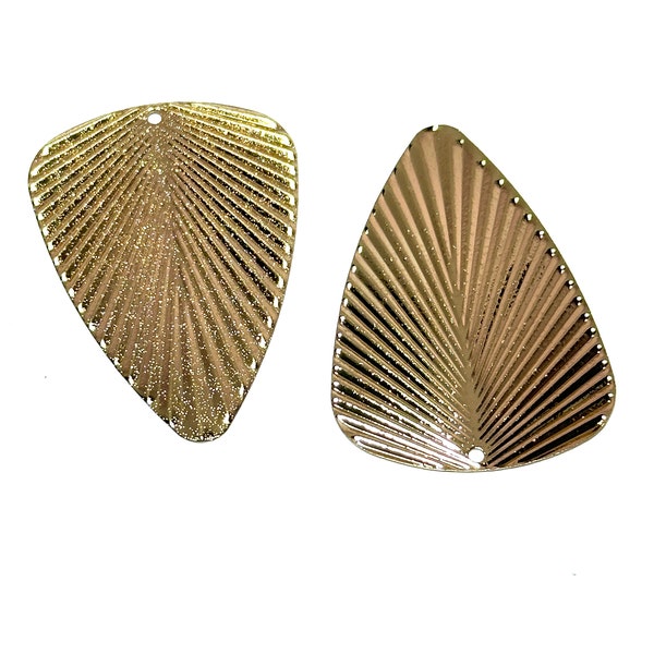Deux pendentifs triangle en cuivre doré, 47 x 33 mm, BR105