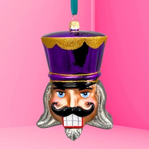 Adorno de cristal con forma de cascanueces morado - Colección Cascanueces Broadway - Kenzies of London