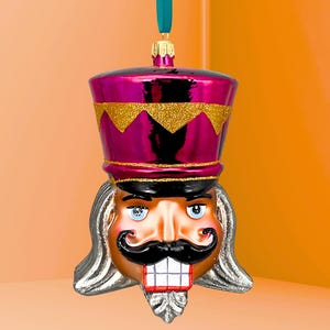 Adorno de cristal con forma de cascanueces rosa - Colección Cascanueces Broadway - Kenzies of London