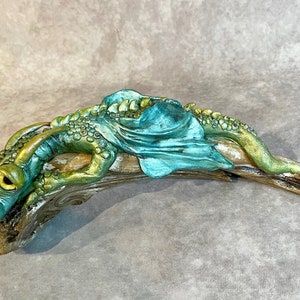 Drachen Skulptur, schlafender Drache, Drachen Skulptur, Polymer Clay Drache, ruhender Drache, Drache auf Holz, Drache mit Hörnern