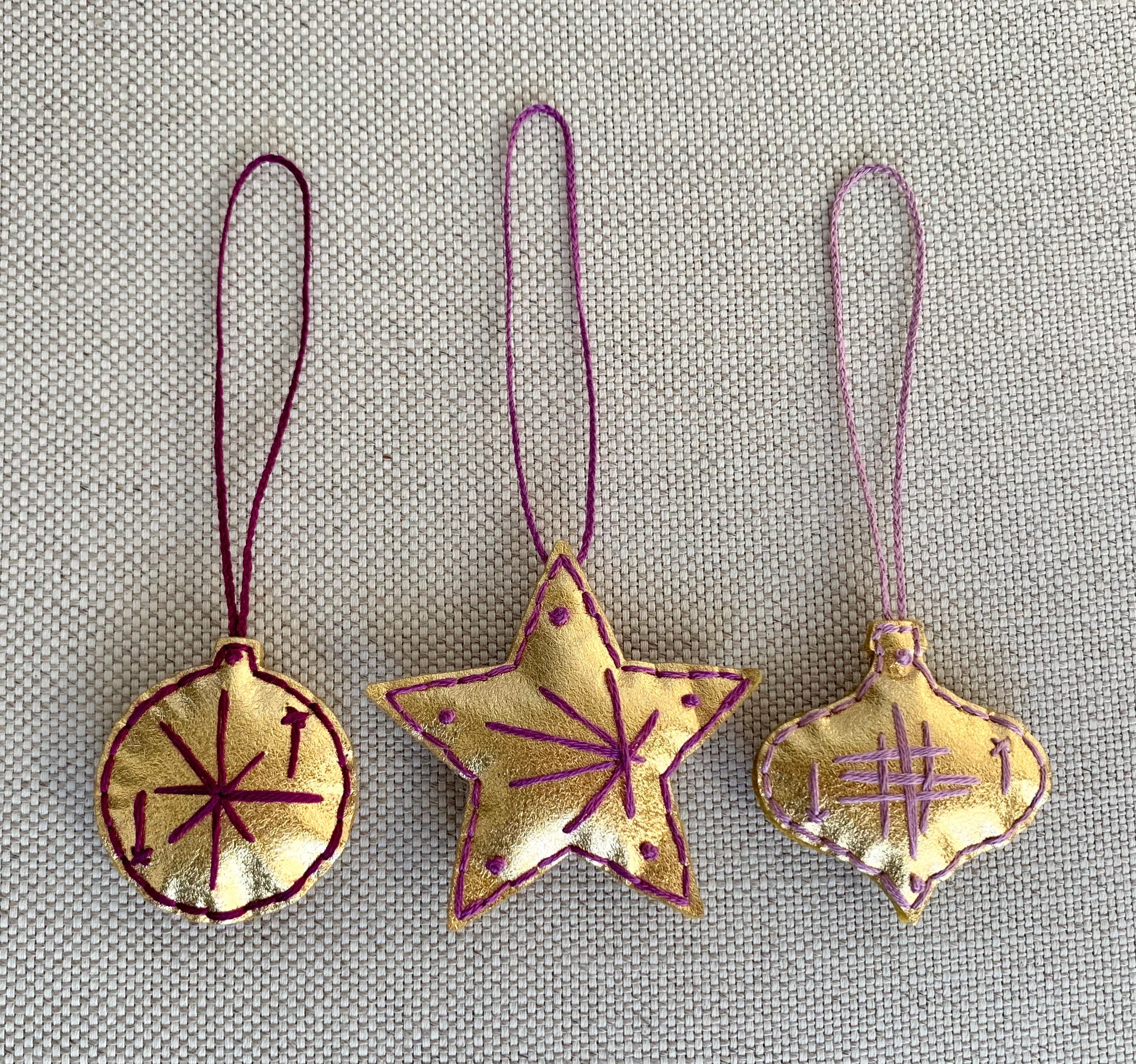 Set de 3 Petits Ornements en Feutre Métallique Brodés Faits à La Main, Or avec Des Nuances Broderie