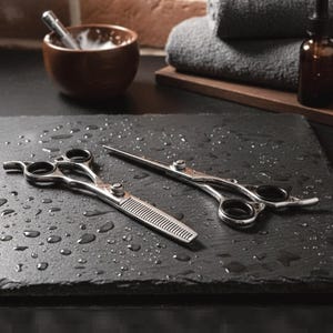 Każde cięcie ma znaczenie z zestawem nożyczek do strzyżenia włosów Sword Edge Jakie 6" - gdzie precyzja spotyka się z perfekcją!