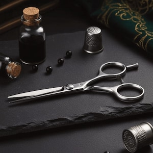 Łatwe mistrzostwo w pielęgnacji wąsów: Regulowane i niezwykle ostre nożyczki do wąsów ze stali nierdzewnej o ostrym ostrzu