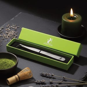 Libera el potencial de tus pestañas con las pinzas para extensiones de pestañas de acero inoxidable de calidad Deluxe Sword Edge, hechas a mano.