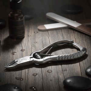 Poskrom grube gwoździe: duży obcinacz do paznokci o krawędzi miecza z zakrzywionymi ostrzami i mechanizmem sprężynowym