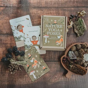 Baralho de cartas A6 com poses de ioga na natureza