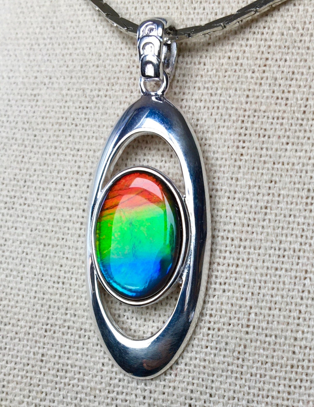 アンモライトペンダント - 現代的なセッティングに輝く三色宝石！写真