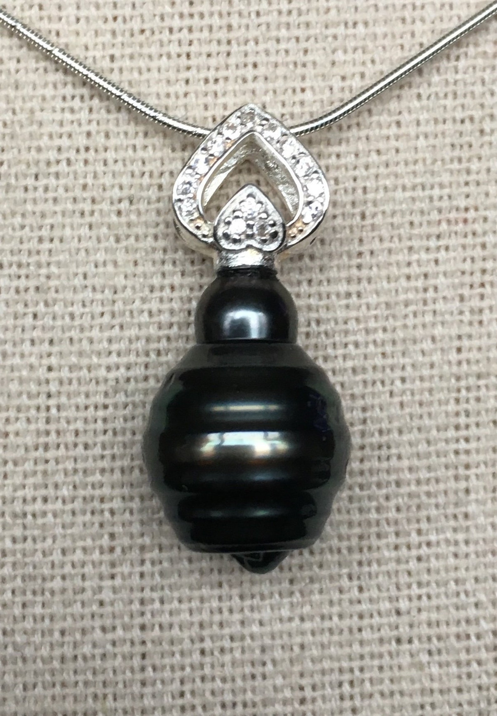 Pendentif Argent Et Perle Noire De Tahiti Avec Grenat - Création ROSEMIMOSA, Neuf