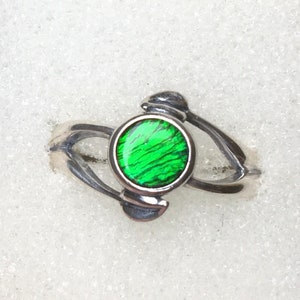 Bague ammolite avec motif feuille - petite gemme verte brillante ! - Taille 7