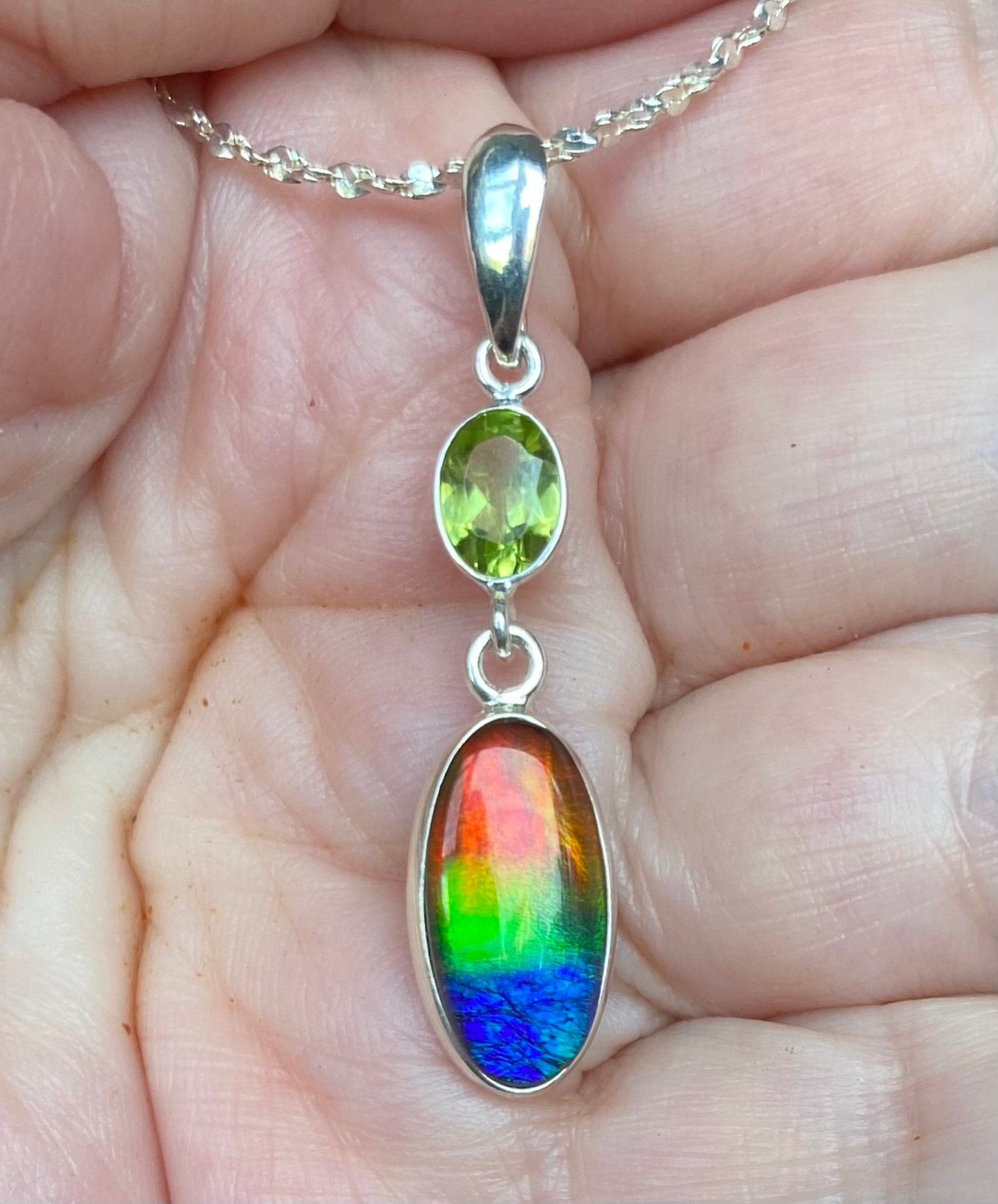 Pendentif En Or 18ct Et Argent Avec Ammolite, Opales De Feu Et Péridot - Neuf Avec étiquettes, Marque Bimonia