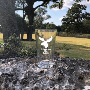 Personalizado 16 onças. Vidro com impressão em vinil branco &#39;It Moose Be Love&#39;.