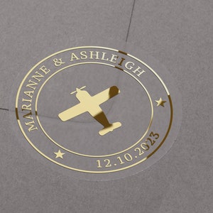 Stickers voor een reishuwelijk. Verijdelde gepersonaliseerde namen en trouwdatumlabels. Halfdoorzichtige matte envelopzegels. Goud-, roségoud- of zilverfolie.