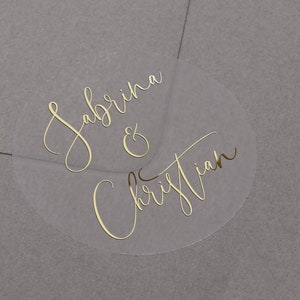 Autocollants d'enveloppe de mariage en feuille d'or avec noms calligraphiés personnalisés.