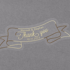 Merci Autocollants de mariage. Étiquettes personnalisées déjouées avec noms et date. Impression de feuille d’or pour les faveurs et les cadeaux sur une étiquette semi-transparente.