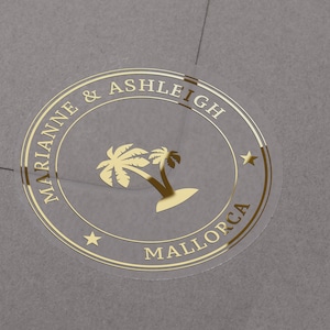 Trouwstickers met palmboom. Verijdelde gepersonaliseerde namen en bestemming op semi-helder mat enveloplabel. Goud, roségoud of zilverfolie
