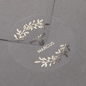Folierte Hochzeitsumschlag-Aufkleber mit personalisierten Namen. Gold, Rose Gold oder Silber Folienetiketten. Halbklare, matte Versiegelung für Geschenk oder Gefallen