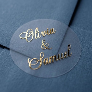 Pegatinas para sobres de boda con papel dorado y nombres caligráficos personalizados.