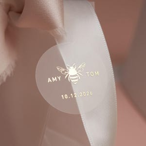 Bedankstickers honingbij. Liefde is een snoeppotsticker met gepersonaliseerde namen.
