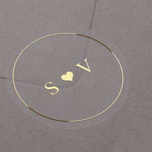 Gepersonaliseerde folie-initialen en hartafbeelding semi-heldere matte stickers voor enveloppen en bedankjes voor huwelijksuitnodigingen. Minimalistisch ontwerp.
