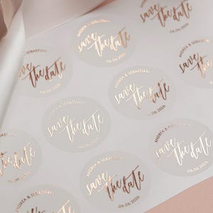 Autocollants de mariage « Save The Date » avec nom et date personnalisés. Impression de feuilles d'or, d'argent et d'or rose sur un autocollant semi-transparent mat