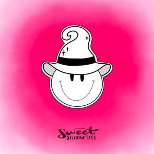 Puede incluir: Una cara sonriente blanca que lleva un sombrero de bruja blanco y negro con estrellas. El fondo es rosa. El texto "Sweet Silhouettes" está debajo de la cara.