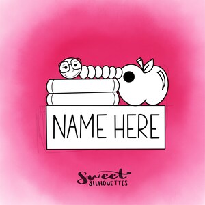 Puede incluir: Ilustración en blanco y negro de un gusano con gafas y una manzana encima de una pila de libros. El texto "NAME HERE" está en una pancarta blanca debajo de los libros. El texto "Sweet Silhouettes" está debajo de la pancarta.