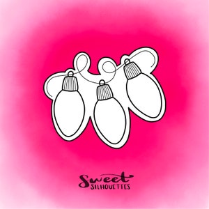 Op de afbeelding: Een zwart-witte lijntekening van een kerstverlichtingssnoer op een roze achtergrond. De lampjes zijn traanvormig en met een touwtje verbonden. De tekst "Sweet Silhouettes" staat onder de lampjes.