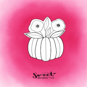 Può includere: Un disegno in bianco e nero di un vaso a forma di zucca con due fiori su uno sfondo rosa. Il testo "Sweet Silhouettes" è sotto il vaso.