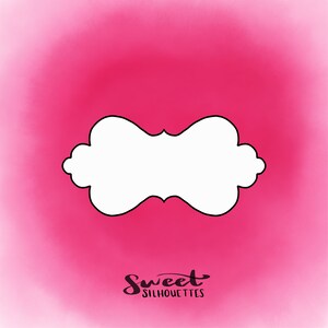 Può includere: Una cornice bianca ornata su uno sfondo acquerellato rosa. Il testo "Sweet Silhouettes" è scritto sotto la cornice.