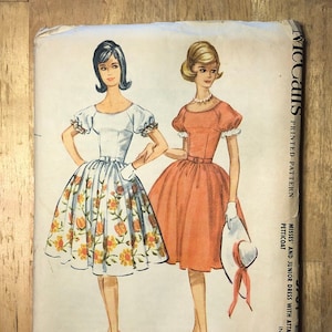 Maat 10, buste 31&quot; McCall&#39;s-patroon 5731 Misses&#39; en Junior-jurk met aangehechte petticoat Volledige rok met raglanmouwen