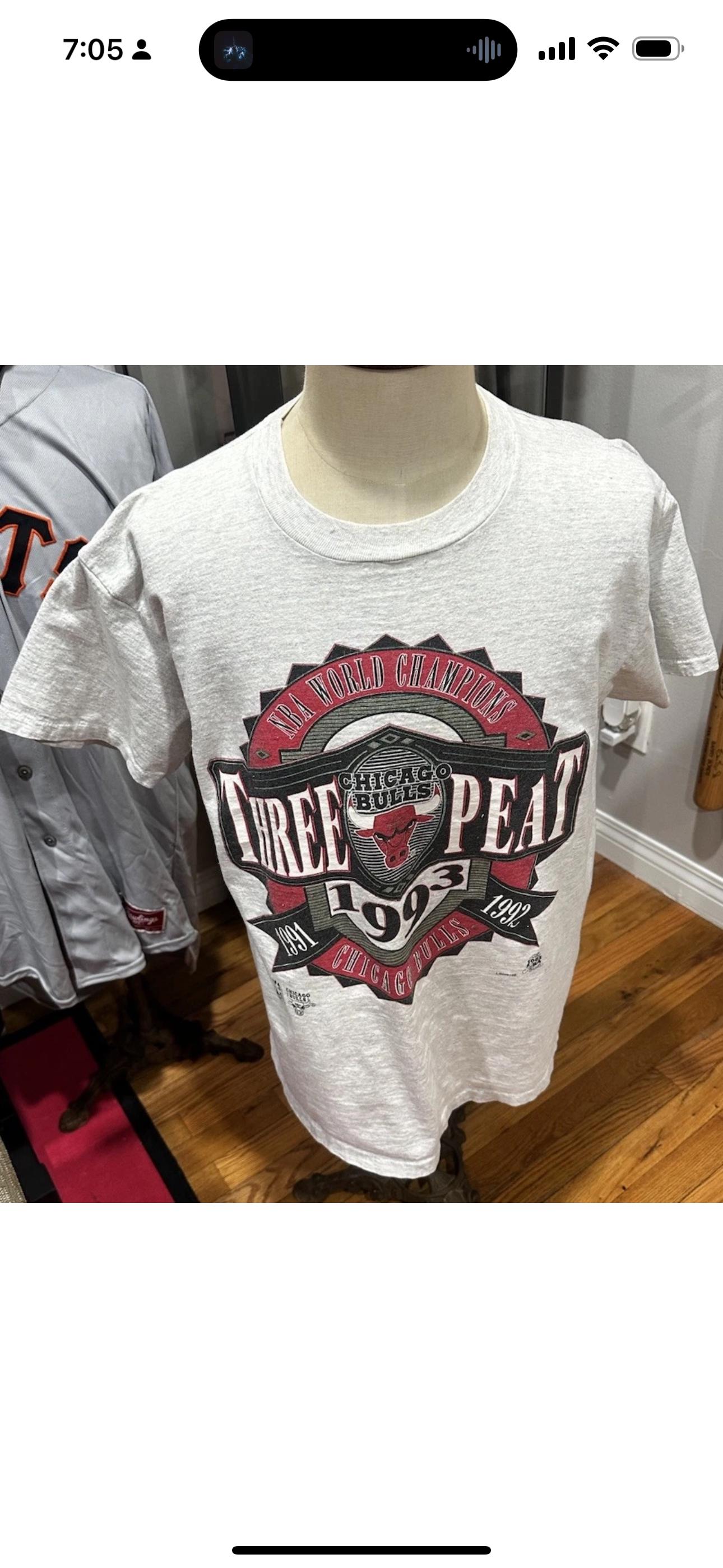 シカゴ・ブルズ 3PEAT Tシャツ & チャンピオン Tシャツ 　2点セット シカゴ・ブルズ 3PEAT Tシャツ & チャンピオン Tシャツ 2点