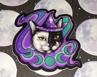 klistermärke trollkarlskatt pastellgotisk / stansad vinyl laptopdekal / läskigt söt gotisk kawaii läskig häxa altare trollformler måne galax Halloweenkonst