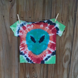 tie dye t-shirt alien size small 6/8 / swirling spiral / green red orange black tshirt / hippie shirt / unisex kids child 6 / 8 handmade ufo