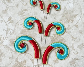 Riccioli Mayapur - Rosso e Verde Acqua - Spille per turbante ricamate - Set di 2