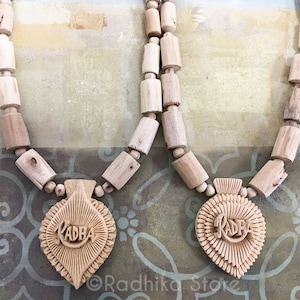 Gesneden Radha Nam op Lotus - Tulsi ketting -Kies Ontwerp