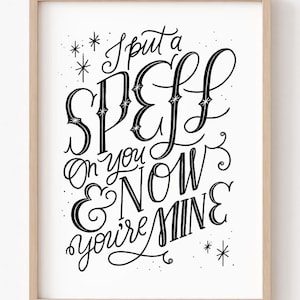 Puede incluir: Arte de pared imprimible en blanco y negro con el texto "I put a spell on you & now you're mine" con estrellas alrededor del texto.