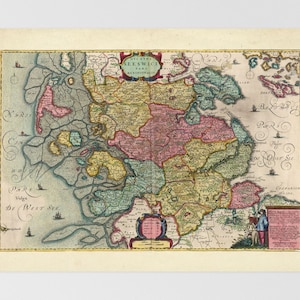 Puede incluir: Un mapa antiguo del Ducado de Schleswig, impreso en el siglo XVII. El mapa está coloreado a mano y muestra las fronteras del Ducado, así como los territorios circundantes. El mapa está titulado "Ducatus Slesvici Pars Meridionalis" e incluye una clave con varios símbolos.