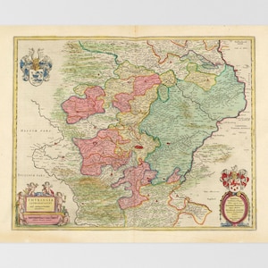 Może przedstawiać: Antyczna mapa Turyngii, niemieckiego landu, z szczegółowymi granicami i cechami geograficznymi. Mapa jest w odcieniach zieleni, różu i żółci, z herbem w lewym górnym i prawym dolnym rogu. Tekst "THVRINGIA LANDGRAEFSCHAFT" jest widoczny w lewym dolnym rogu.
