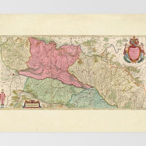Op de afbeelding: Een antieke kaart van het hertogdom Saksen-Lauenburg, een historische regio in Noord-Duitsland. De kaart is met de hand gekleurd in groen, roze en bruin en heeft een wapenschild in de rechterbovenhoek. De kaart is getiteld "ALSATIA, Ducatus Saxoniae Lauenburgi, et Comitatus Holsatiae, adjectis finitimis, in quo exhibentur urbes, oppida, castra, flumina, montes, et alia loca notabilia."