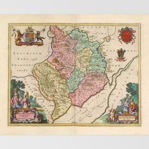 Może przedstawiać: Antyczna mapa walijskich hrabstw Brecknock, Glamorgan, Monmouth i Hereford. Mapa jest ręcznie kolorowana i zawiera herby dla każdego hrabstwa. Mapa jest otoczona ozdobną ramką.