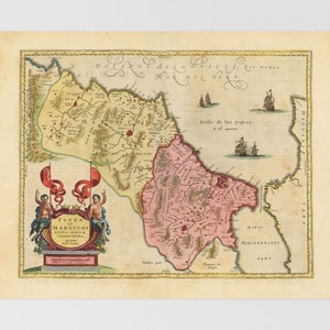 Può includere: Una mappa antica dettagliata del Marocco e delle regioni circostanti, con elementi disegnati a mano. La mappa è colorata in tonalità di giallo, verde e rosa, con elementi decorativi come navi e un cartiglio.