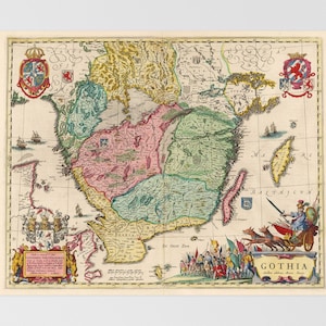 Puede incluir: Un mapa antiguo de Gothia, con ilustraciones geográficas detalladas en tonos verdes, rosas, amarillos y azules. El mapa incluye elementos decorativos como escudos de armas, barcos y una representación de un carro con soldados. El texto "GOTHIA" es visible.