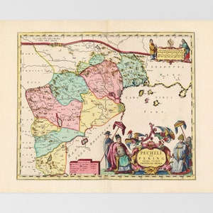 Op de afbeelding: Een vintage kaart van de provincie Pechili of Peking in China, met een wapenschild in het midden. De kaart is gekleurd in tinten roze, groen, geel en blauw, en toont een gedetailleerde weergave van de geografie van de regio. De tekst "PECHELI of PEKING. PROVINCIA PRIMA" is zichtbaar in het midden van de kaart.