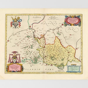 Puede incluir: Un mapa antiguo detallado de la región de Cameracensis, que presenta detalles cartográficos intrincados y elementos dibujados a mano. El mapa está adornado con cartelas decorativas, escudos de armas y etiquetas de texto. La paleta de colores incluye tonos de amarillo, verde, rojo y azul.