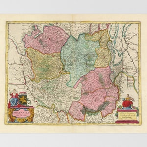 Puede incluir: Un mapa antiguo detallado de Brabante, que muestra la región con una variedad de colores para distinguir las áreas. El mapa incluye elementos decorativos, como figuras y una cartela con el texto "BRABANTIA DVCATVS".