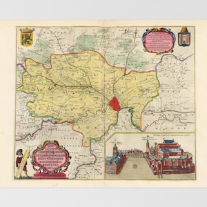 Puede incluir: Una impresión de mapa antiguo detallado de una región, con un paisaje amarillo y verde, pueblos y carreteras. El mapa incluye cartelas decorativas, texto y una ilustración detallada de un edificio. La impresión tiene un borde color crema.