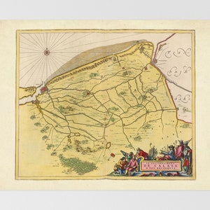 Puede incluir: Un mapa antiguo de la región de Calais, Francia, con un borde decorativo que presenta figuras con atuendos del siglo XVII. El mapa está coloreado a mano en tonos amarillos, verdes y marrones, con una rosa de los vientos en la esquina superior izquierda. El texto "LE GOUVERNEMENT DE CALAIS, & PAYIS RECONQUIS" está impreso en una pancarta rosa en la parte inferior.