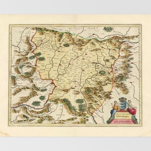 Może przedstawiać: Antyczna mapa Transylwanii, regionu w Europie Wschodniej, z dokładnym przedstawieniem jej geografii i miast. Mapa jest otoczona ozdobną ramką i zawiera herb w prawym dolnym rogu.