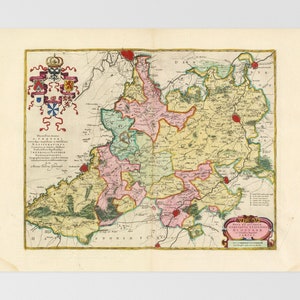 Puede incluir: Impresión de mapa antiguo que presenta una representación detallada y colorida de una región histórica. El mapa muestra varios territorios con límites distintos codificados por colores, incluyendo rosa, amarillo y verde. Elementos decorativos incluyen un escudo de armas y texto en latín.